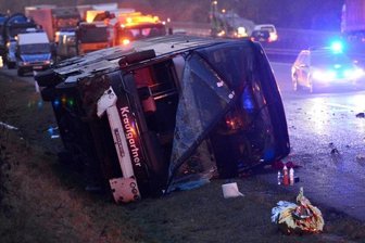 Busunglück: Fahrer zu neun Monaten Freiheitsstrafe auf Bewährung verurteilt - Ein Reisebus liegt bei Erfurt (Thüringen) umgekippt am Fahrbahnrand.
