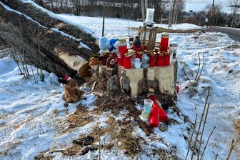 Busunglück im Erzgebirge: Familie stellt sich gegen Angriffe auf Busfahrer - An der Unglücksstelle an der Richterstraße zwischen der B 95 und Cranzahl wurde dem ums Leben gekommenen Jungen mit Kerzen und Kuscheltieren gedacht. Am Freitag nimmt die Familie Abschied von dem Zehnjährigen.