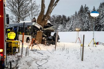 Busunglück im Erzgebirge: In den Schulen hat die Trauerarbeit begonnen - Die Bilder des Busunglücks vom Dienstag sind in den Köpfen aller Beteiligten noch allgegenwärtig. Bei der Aufarbeitung sind jetzt vor allem die Lehrerinnen und Lehrer wichtige Bezugspersonen für die Kinder.