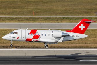 Busunglück in Venedig: Leipziger Kinder wieder daheim - Mit einem Ambulanzjet wie diesem der Schweizer Rettungswacht sind Oliver und Emilia nach dem Busunglück aus einem Krankenhaus in Venedig nach Leipzig verlegt worden.