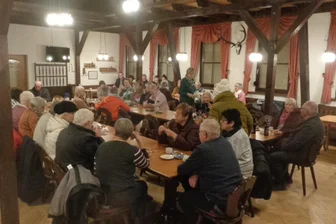 Busunglück, Kälte, Schnee: Erzgebirger organisieren für 48 gestrandete Menschen aus Nordrhein-Westfalen und Zwickau spontan Hutzenabend - Schnappschuss von Vereinschef Knut Scheiter. Die in Tellerhäuser gestrandeten Gäste im Dorfhaus: Die Menschen aus NRW hatten einen Busunfall.