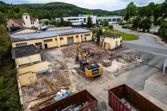 Busunternehmen im Erzgebirge investiert Millionensumme und schafft sich Platz für seine zehn Reisebusse - Von der Bahnhofsbrücke aus kann man die Abrissarbeiten auf dem Gelände des Bundesunternehmens Lang in Aue gut beobachten.