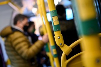 Fahrgäste stehen in einem Bus.