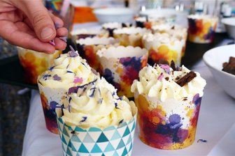 Buttercreme veredelt süße Sünden: Cupcakes zum Plattenpicknick im Augustusburger Lehngericht - Durch leckere und optisch interessante Zutaten, die sogenannten Toppings, erhalten die Cupcakes den letzten Feinschliff. Zuvor sind aber erst einmal viele andere Schritte nötig.