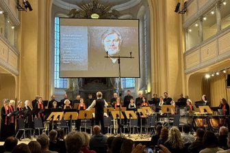 „Butterfly Dreams“: Ungewöhnlicher Abend in der Freiberger Nikolaikirche - Der Freiberger A-capella-Kammerchor und die Sächsische Bläserphilharmonie gaben in der Freiberger Nikolaikirche ein Konzert englischer Chormusik.
