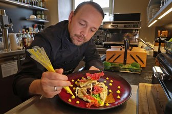 Butterkrebse, Milchpapier, Wagyu: Im „Schönburger Palais“ in Lichtenstein kommt ein besonderes Menü auf den Tisch - Ein Vorspeisengang im diesjährigen Kochsternstunden-Menü des „Schönburger Palais“: Butterkrebse. Diese besonderen Krabben können im Ganzen gegessen werden. Küchenchef Christian Weidt bäckt sie in Fett aus.