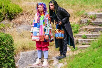 Buttermilch statt Regen – Die Magie der kleinen Hexe auf der Naturbühne Greifensteine - Annalena Oswald als kleine Hexe und ihr Begleiter Leopold Peter als Rabe Abraxas in „Die kleine Hexe“ am Naturtheater Greifensteine.