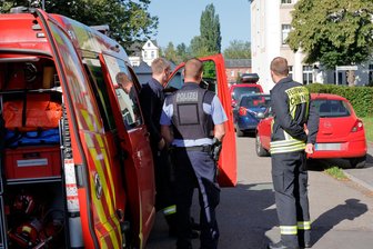 Buttersäure-Angriff in Chemnitz: Verfassungsschutz analysiert Bekennerschreiben - Einsatz im Wohngebiet: Autoscheibe eingeschlagen, stinkende Buttersäure im Innenraum versprüht.