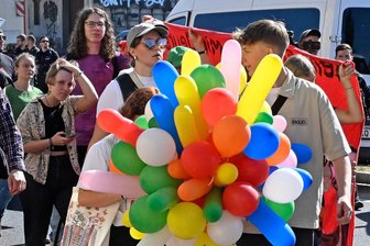 Buttersäure auf Spielplatz vor CSD in Döbeln: Politiker nach Strafbefehl verurteilt - Der CSD 2024 in Döbeln verlief trotz angemeldeter Gegendemonstration recht ruhig, dennoch verzeichnete die Polizei einige Zwischenfälle.