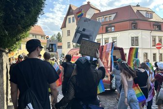 Buttersäureanschlag in Döbeln, geheime Routen in Freiberg: Warum werden Christopher-Street-Day-Paraden zur Zielscheibe? - „Was stört's dich, wen ich liebe?“: Queere Menschen warben beim ersten CSD in Freiberg im vergangenen Jahr für mehr Akzeptanz.