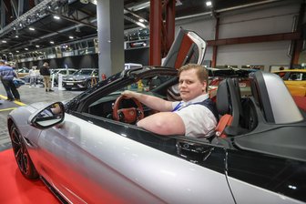 BYD und MG statt VW und Audi: Chinesische Hersteller dominieren Chemnitzer Automesse - Junior-Chef Rudi Schüppel in einem MG Cyberster, einem zweisitzigen Roadster des chinesischen Herstellers MG. Das Autohaus Schüppel aus Burgstädt war ausschließlich mit Fahrzeugen der Marke MG auf der Messe.