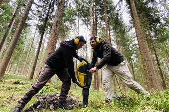Bye, bye, Miriquidi-Klischee: Wann das Erzgebirge tatsächlich zum ersten Mal auf der Landkarte erschien - Mit dem Bohrer der Vorgeschichte auf der Spur: Frank Schröder und Maik Gehrmann.
