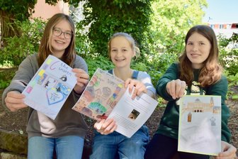 C the Unseen: Wie Schüler Werbung für Chemnitz machen wollen - Paula, Kira und Ronja (v.li.) haben Vorder-, Rück- und Innenseiten der Broschüre gestaltet.