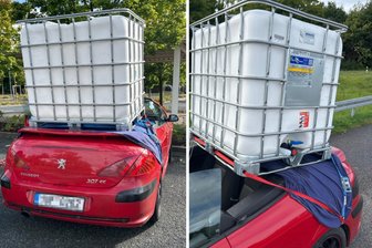 Cabrio mit Wassertank auf der Autobahn bei Chemnitz gestoppt - Wie transportiert man ein 1000-Liter-Wassertank, wenn man nur ein Cabrio hat? So vielleicht.
