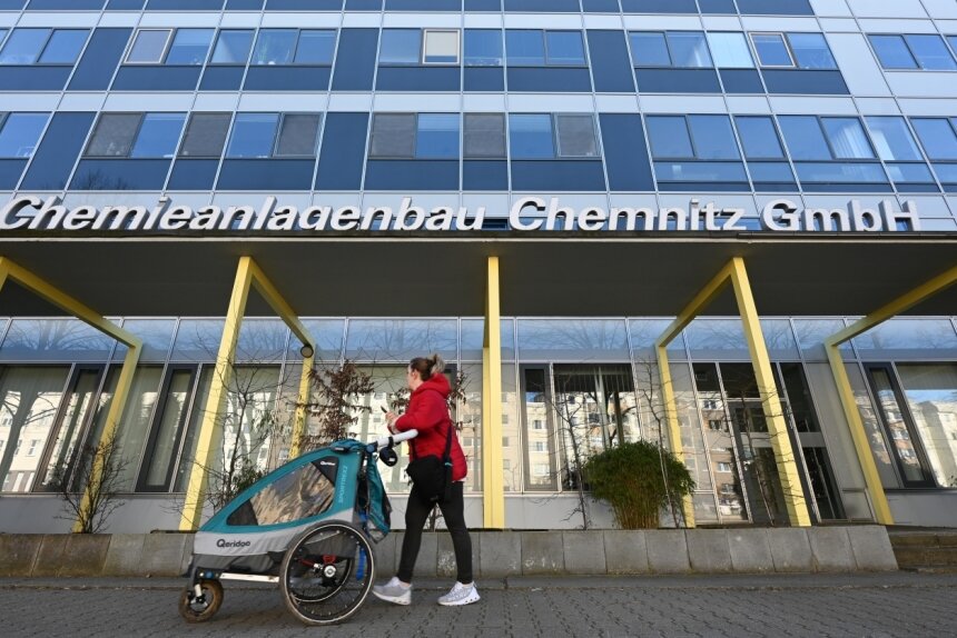 CAC-Chef erklärt, warum synthetisches Benzin nicht vor dem Aus steht - An der Fassade steht noch "Chemieanlagenbau Chemnitz". Künftig setzt das Unternehmen auf die Marke CAC. 