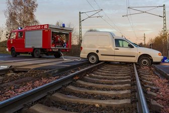 Caddy bleibt auf Bahnübergang in Kleinschirma stecken - Laster im Gleisbett in Chemnitz - Ein VW Caddy blieb am Bahnübergang in Kleinschirma stecken.