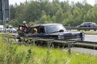 Cadillac fängt auf A72 Feuer: Stundenlange Sperrung und Stau zwischen Zwickau-Ost und Zwickau-West - Auf der A72 ist in Richtung Hof am Sonntagvormittag ein zum Cadillac in Brand geraten.