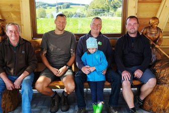 Cämmerswalde: Neues Dach für Sitzbank - Volkmar Hegewald, Patrick Herklotz, Michael Wagner und Stefan Hegewald (v. l.) haben eine Überdachung geschaffen.
