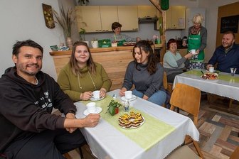 Café am Park als neuer Treffpunkt - Tobias Thoss, Sabrina Liedemann, Laura Greiner, Renate Metz, Beate Grünler, und Pfarrer Andreas Vödisch (von links) fühlen sich wohl im Café. Hinter der Theke steht Christiane Liebers. 