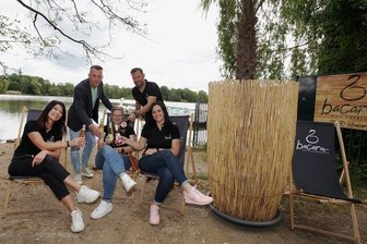 Café Bacaru am Zwickauer Schwanenteich wieder eröffnet - Eröffnung des "Bacaru" am Schwanenteich: Die ersten Gäste haben sich vom Krauß-Event-Team am Dienstag bedienen lassen.Foto: Mario Dudacy.