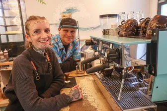 Café Dreamers auf dem Brühl in Chemnitz wieder offen - Was ist jetzt anders? - Betreiber Matthias Dallinger mit Barista Romy Birkigt, die für ihren Job extra nach Chemnitz gezogen ist.