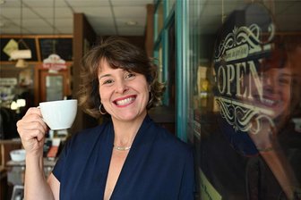 Café in Penig vor dem Aus – Was nun? - Michele Hermisdorff am Eingang zum Café in Wolkenburg. Auf diesen Standort will sich die Vila Hermes künftig konzentrieren. Denn hier steht die Röstmaschine und hier werden die Bohnen geröstet, verpackt, etikettiert und vertrieben.