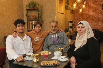 Café „Mon Chéri“ in Zwickau öffnet nach monatelanger Pause: Neustart mit arabischem Frühstück - Familie Alsamra freut sich darauf, die ersten Gäste mit arabischem Gebäck zu begrüßen (von links): Hadi, Jad, Khaldoun und Malak Alsamra.