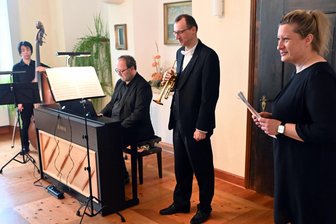 Café und Kulturstätte: Das Mayoratsgut Großhartmannsdorf im Wandel - Andrea Theilig (r.) begrüßt die Musiker Joachim Schäfer, Andreas Wenske und Yuka Inoue.