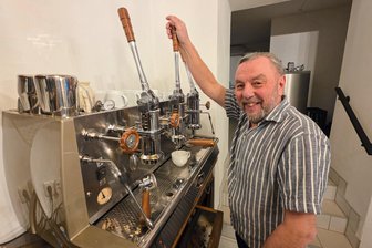 Café „Zauberberg“ neu in Bad Elster: So hat sich eine beliebte Adresse verwandelt - Helmut Schrenk, Betreiber des Cafés und Galerie „Zauberberg“ im Schweizer Haus an der Badstraße in Bad Elster, bereitet Kaffee mit einer klassischen Handhebelmaschine zu.