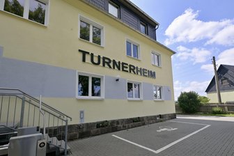 Caindorfer Turnerheim wird zum zweiten Mal auf seinen Namen geweiht - Der Schriftzug „Turnerheim“ ist seit ein paar Tagen am Gebäude zu sehen.