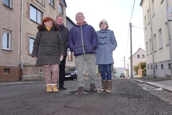 Cainsdorfer fordern per Petition den Ausbau der Feldstraße - Seit Jahren haben Anwohner der Feldstraße - hier mit dem Cainsdorfer Ortsvorsteher Gerd Drechsler (2. von links) - mit Schlaglöchern zu kämpfen. Das wollen viele von ihnen nicht länger hinnehmen. 