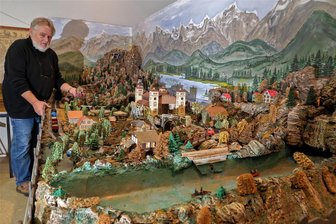 Callenberg: Adventsstart mit Weihnachtsberg, Pyramidenanschieben und Glühweinfest - Gebaut wurde der Weihnachtsberg zwischen 1930 und 1935 Bruno Geiler. Albrecht Helbig (75) kümmert sich seit etwa zehn Jahren um dieses Meisterwerk volkskünstlerischer Arbeit.
