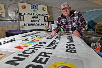 Callenberg: Am Aschermittwoch ist nicht alles vorbei - Offiziell ist die fünfte Jahreszeit am Aschermittwoch vorbei. Doch in Langenchursdorf bringt Jürgen Honomichl noch den letzten Feinschliff auf die Plakate. Der Grund: Am Samstag steigt der Straßenfasching.