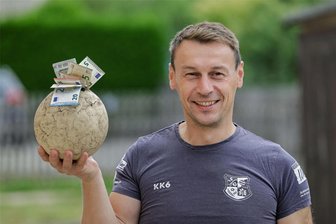 Callenberg: Fußballturnier zugunsten krebskranker Kinder - Vereinschef Stefan Molch mit Ein Porzellanfußball voller Geld, der beim Fußballturnier erspielt wurde.
