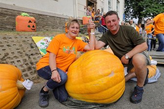 Callenberg: Gartengiganten locken Neugierige an - Iris und Kai Richter präsentieren stolz ihren Siegerkürbis.