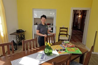 Callenberg: Gibt es bald einen Kaffeeklatsch im ehemaligen Rathaus? - Die große Tafel und die kleine Küche im ehemaligen Rathaus in Callenberg will künftig gern Nicole Molch für ein besonderes Angebot nutzen: Hier soll es einmal pro Woche einen Kaffeeklatsch geben.
