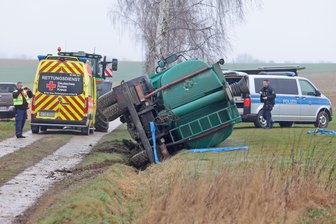 Callenberg: Güllewagen umgekippt - Rettungshubschrauber im Einsatz - Ein Gülletankwagen ist in Callenberg vom Weg abgekommen und umgekippt.