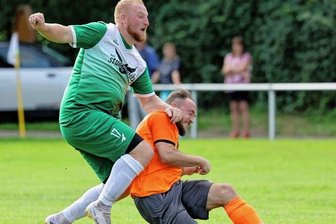 Callenberg hat in der Verlängerung das Nachsehen - Voller Einsatz: Der Callenberger Michael Schmidt (rechts) machte das 2:1 im Duell mit Justin Brummer in der 75. Minute.