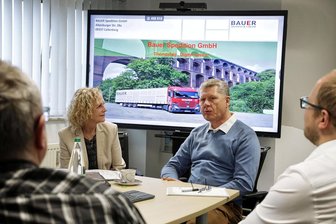 Callenberg: Spediteur beklagt „hirnrissige“ Entscheidung der Politik - Beim Gespräch mit Staatssekretärin Ines Fröhlich (SPD) fand Geschäftsführer Tino Bauer auch sehr klare Worte in Richtung Bundesregierung. Er sprach sich für Neuwahlen aus – so könne es nicht mehr weitergehen.