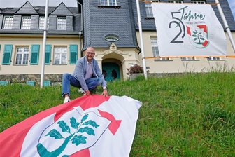 Callenberg stellt am Sonntag sein Jubiläumsbier vor und läutet das Festjahr ein - Bürgermeister Daniel Röthig vor dem Rathaus in Falken, wo am Sonntag unter anderem die neue Ortsfahne gehisst werden soll.