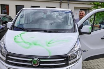 Callenberg: Unbekannte beschmieren Langenberger Vereinsbus - Hausmeister Jörg Bachmann von der Langenberger Schule mit dem beschmierten Vereinsbus.