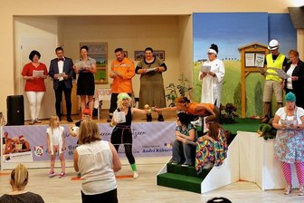 Callenberg: Versteigerung kommt Theater-AG zugute - Zum Ensemble beim Theaterstück "Der Wasser-Fall" (im Bild Szene der Generalprobe) gehörten auch Grundschüler.