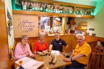 Callenberg: Warum ist dieser abgelegene Landgasthof immer voll? - An diesem Stammtisch in Esches Gasthof entstand die Idee fürs Dorftheater, v. l. Cindy Esche, Heike Schaarschmidt, Ronny Maraschek und Axel Esche.