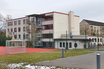 Callenberger Gemeinderat soll Millionenprojekt auf den Weg bringen - An der Westseite (r.) der Callenberger Grundschule soll die Horterweiterung gebaut werden.
