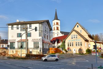 Callenberger Ortsvorsteher will in der alten Sparkasse Räume für eine Arztpraxis schaffen - In der ehemaligen Callenberger Sparkasse (links) soll eine Arztpraxis entstehen.