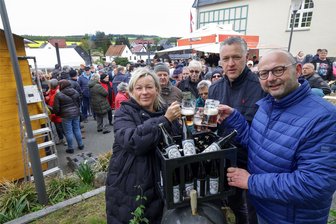 Callenberger verkosten das neue Festbier - Astrid Peiker, Landrat Carsten Michaelis und Bürgermeister Daniel Röthig präsentieren das Festbier.