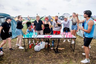 Campen, Bier und Kostüme: Was das vierte Beer-Pong-Camp in Remse zu bieten hat - 