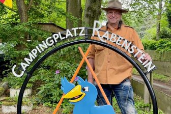Campen in Chemnitz – der einzige Campingplatz der Kulturhauptstadt 2025 - Peter Barthel, langjähriger Pächter des einzigen Chemnitzer Campingplatzes im Ortsteil Rabenstein. Das Schild hat ihm ein befreundeter Camper angefertigt.