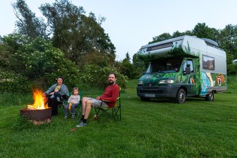 Campen in Ostdeutschland: Eine Chemnitzerin hat es getestet - Laura Kaiser mit Fotograf und Partner Christoph Schaarschmidt samt Kindern und Wohnmobil auf dem Campingplatz am Trepplesfelsen in Harra/Thüringen.