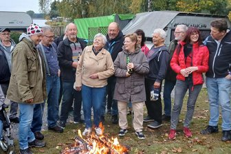 Camper an der Kober in Werdau: „Wir bleiben hier, bis wir die Augen zumachen“ - Zum gemeinsamen Campen gehören auch gemeinsame Feste. Am Mittwoch wurde der runde Geburtstag eines Vereinsmitglieds auf dem Zeltplatz gefeiert.